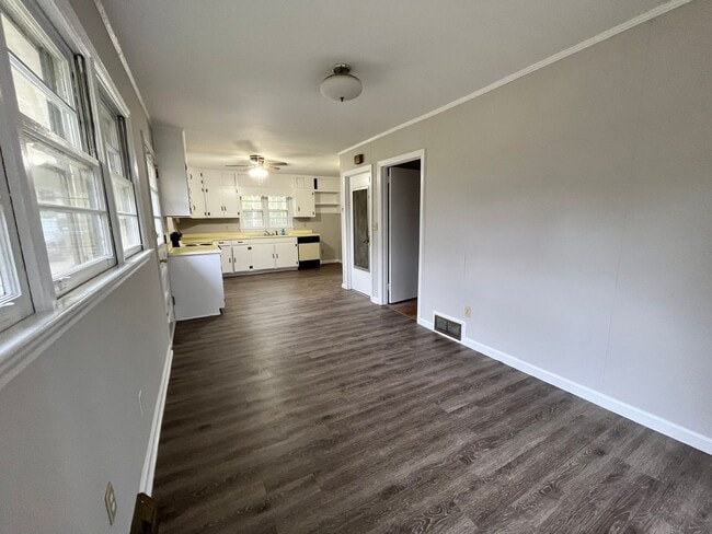 Building Photo - 3 Bedrooms, 1.5 Bathroom - Home in Sherwood Forest!