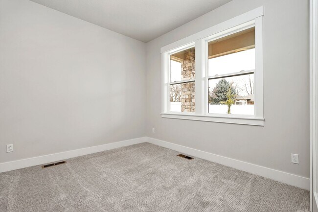Building Photo - Luxury 5 Bed, 3 Bath home with over 3,000 sq. ft.
