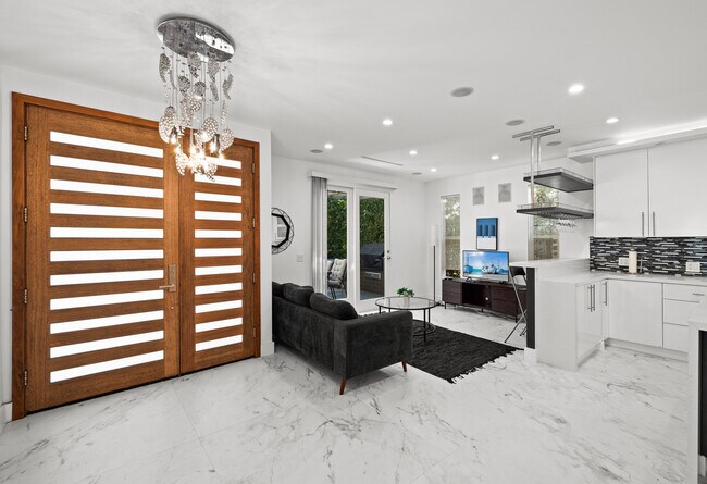 Building Photo - 355 S Sycamore Ave