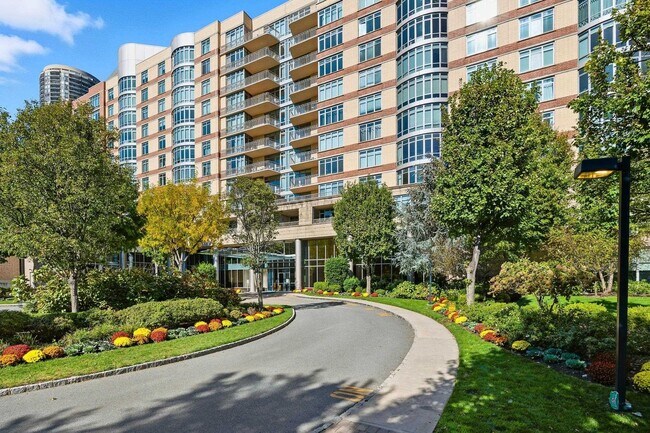 Building Photo - 8100 River Rd