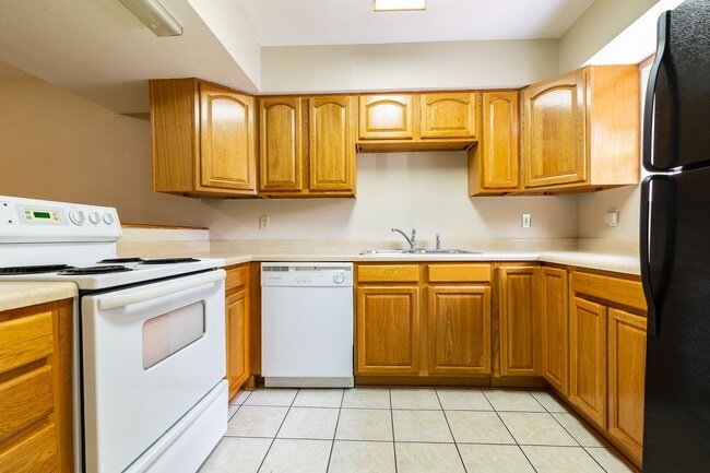 Building Photo - 2 Bedroom, 2.5 Bath Townhome In SW Pickwick Park