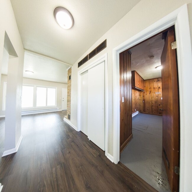 Building Photo - 3 Bedroom One Bathroom updated home