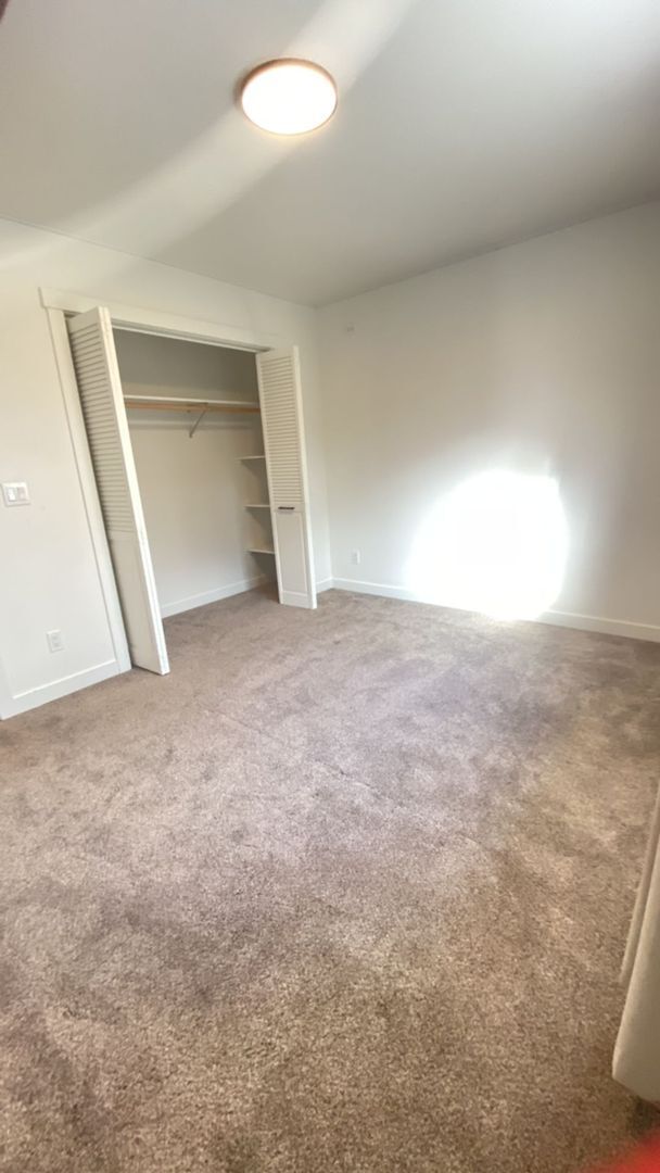 Building Photo - Spacious home in a Prime Location-6-month ...