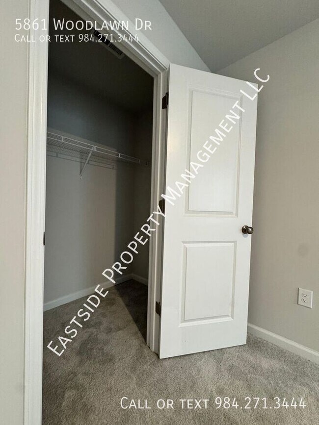 Building Photo - 5861 Woodlawn Dr