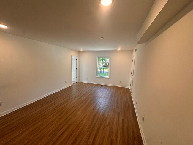Building Photo - 208 Meadow St