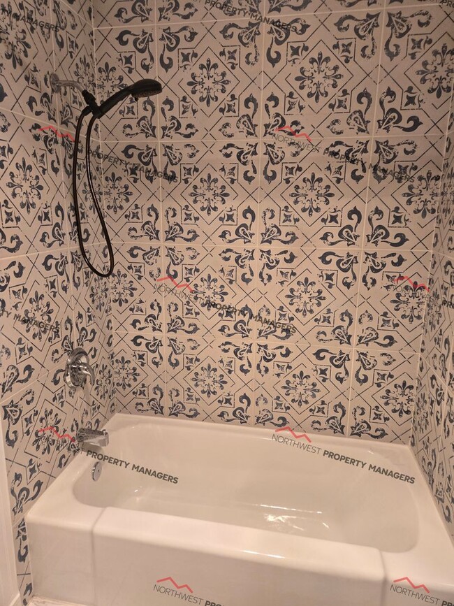 Building Photo - STATUS: AVAILABLE | R76 | $1495 + $100 FLA...