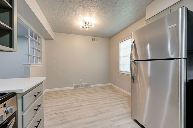 Building Photo - RECENTLY REMODELED!! 1 Bed 1 Bath 1 Mile West of OU Campus