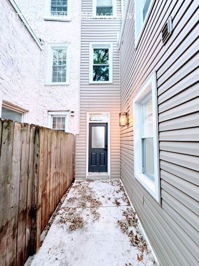 Building Photo - 926 S 15th St