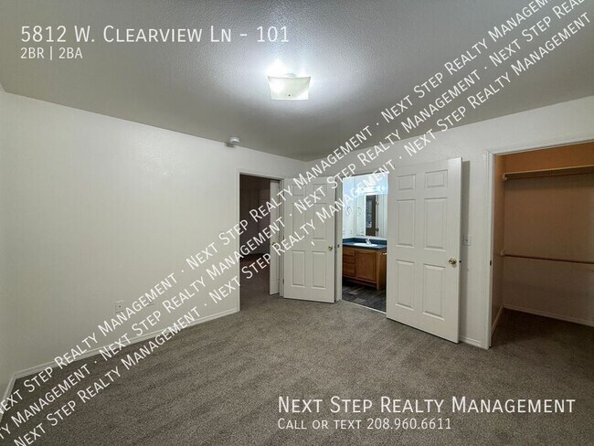 Building Photo - 5812 W Clearview Ln