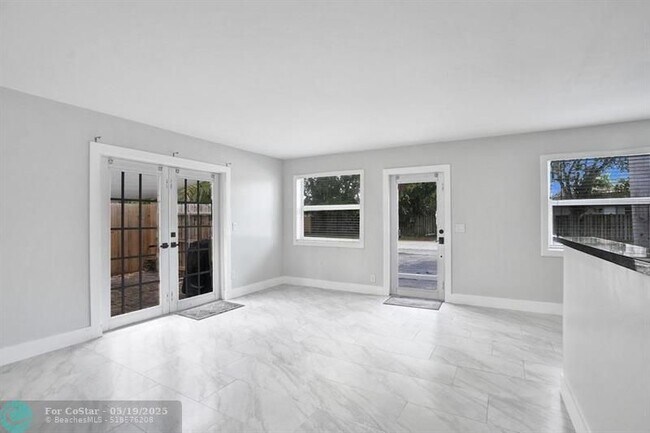 Building Photo - 802 SW 12th Ct