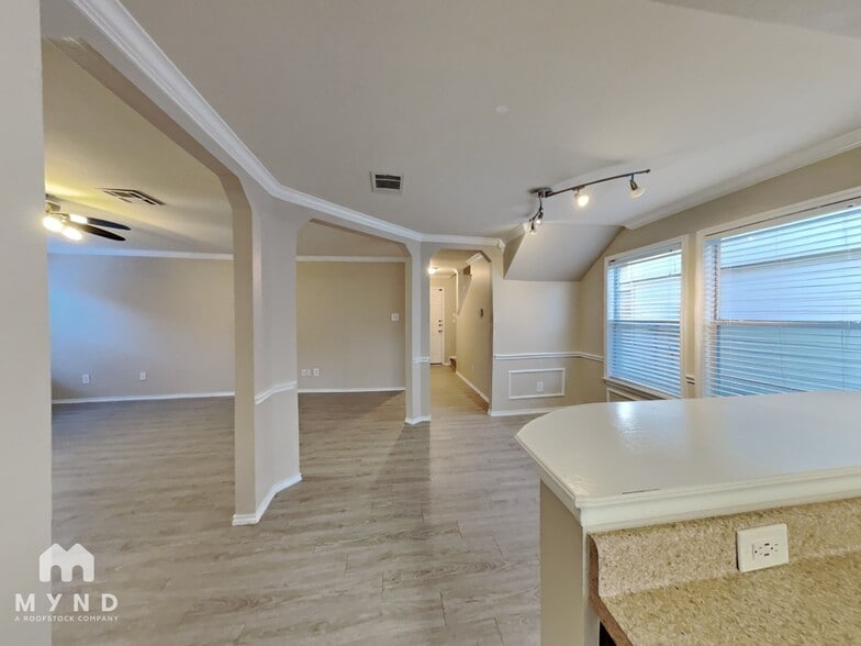 Building Photo - 5644 Brougham Way