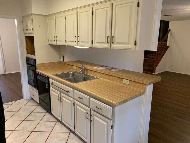 Building Photo - 9100 Tourney St