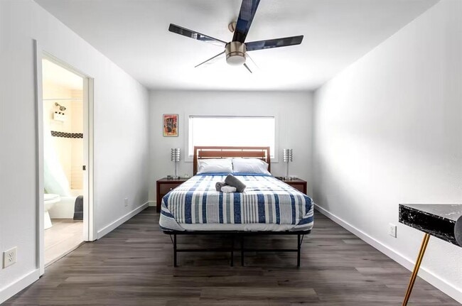 Building Photo - 9715 Dallum Dr