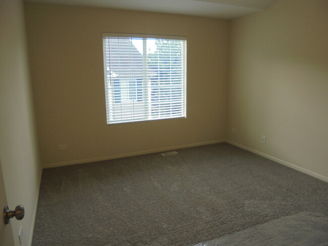 Building Photo - 615 Windsor Dr