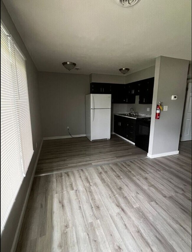 Building Photo - Now Leasing Renovated 1-Bedroom Apartment Homes at Parkway Apartments