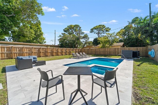 Building Photo - 1464 NE 24th St