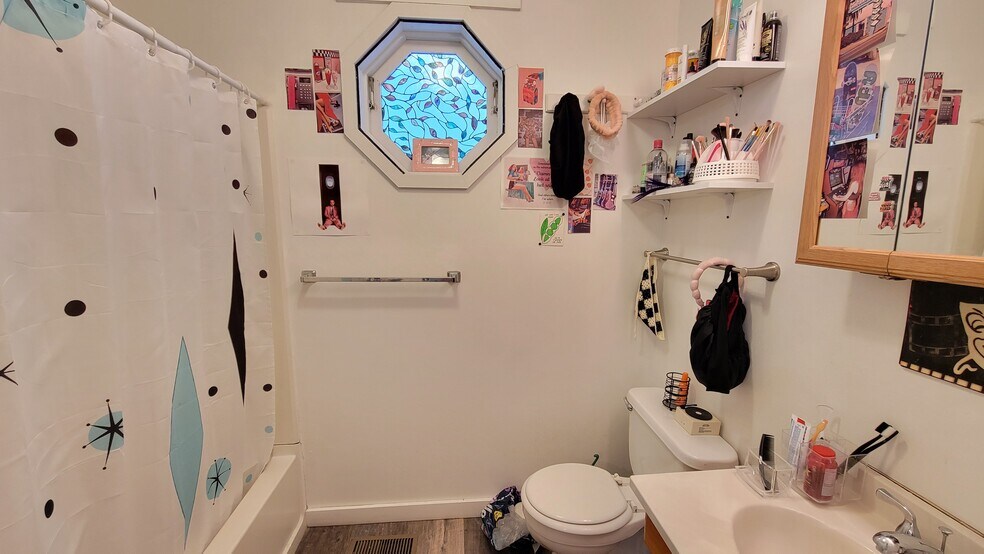 Building Photo - 1324 Vermont St