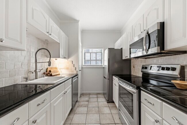Building Photo - 9850 Pagewood Ln