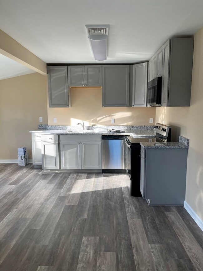 Building Photo - 3 Bedroom | 2 Bath | 1,098 Sq Ft | Updated Interior