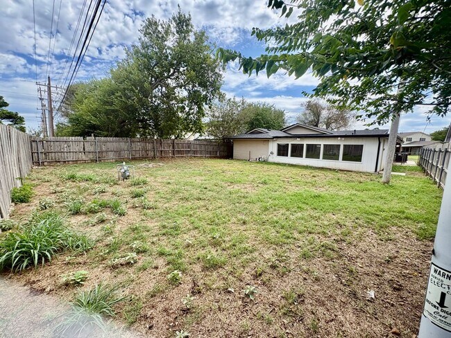 Building Photo - Spacious 4 Bedroom, 2 Bathroom Home with L...