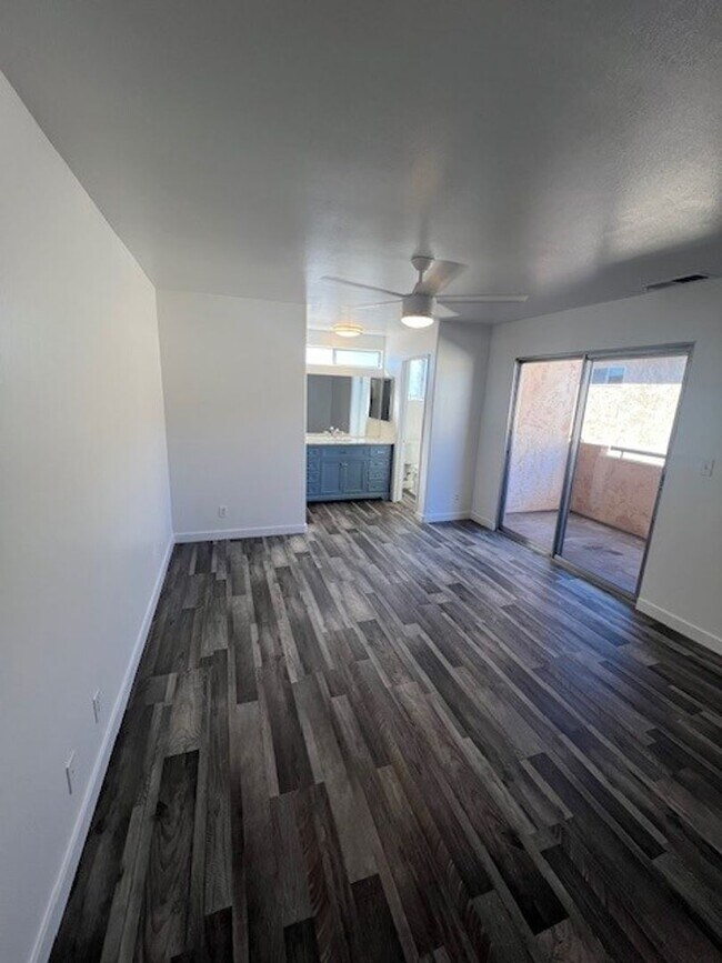 Building Photo - 1110 W 163rd St