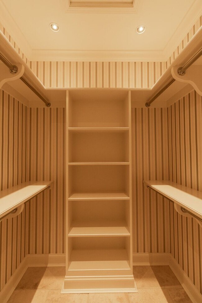 Building Photo - Upscale Luxury Downtown Apartment