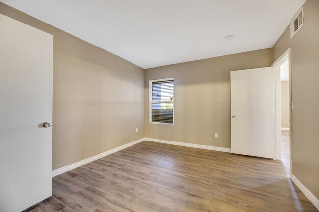 Building Photo - Gated 2 bedroom condo