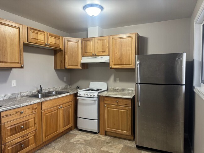 Building Photo - 4 Butternut Ln