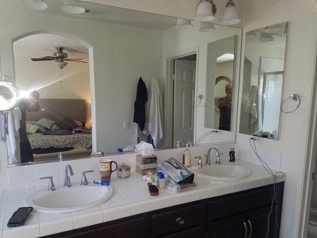 Building Photo - 2 Bedroom with an office!!