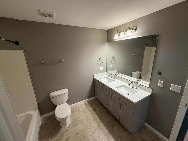 Building Photo - Charming home close to Turkey Creek, No HO...