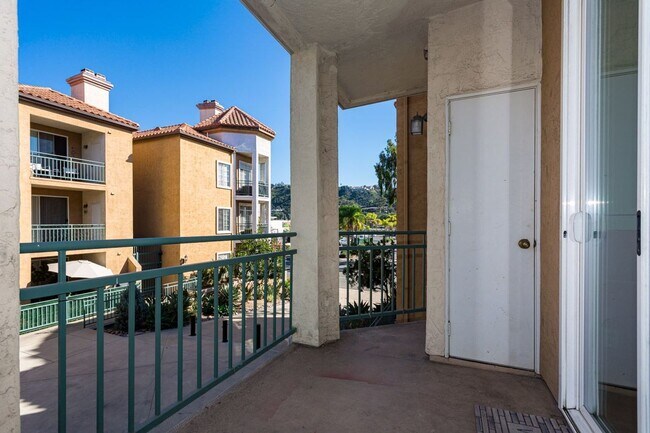 Building Photo - Corner condo in the highly desirable River Colony community!