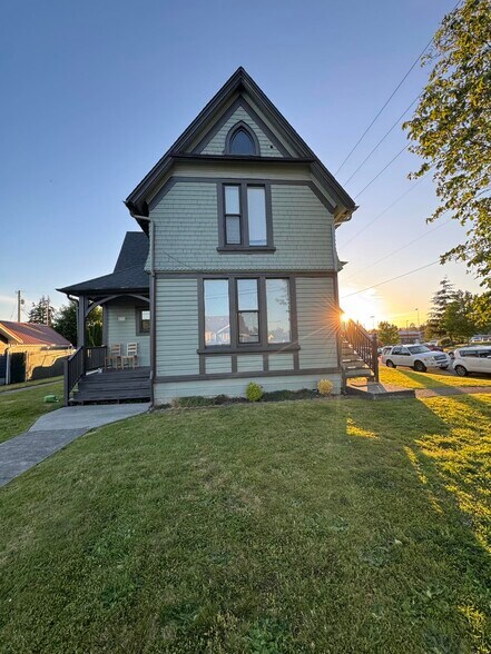 Building Photo - 430 Avenue E