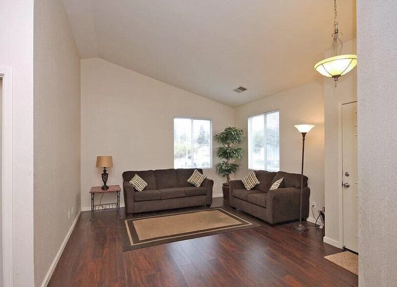 Building Photo - 9409 Laguna Pointe Way