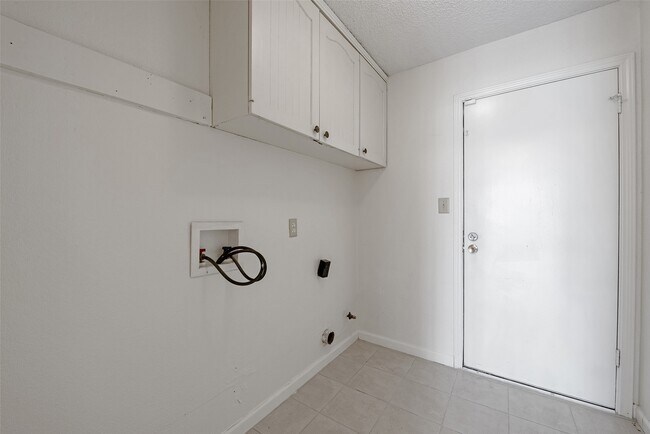 Building Photo - 807 Seacliff Dr