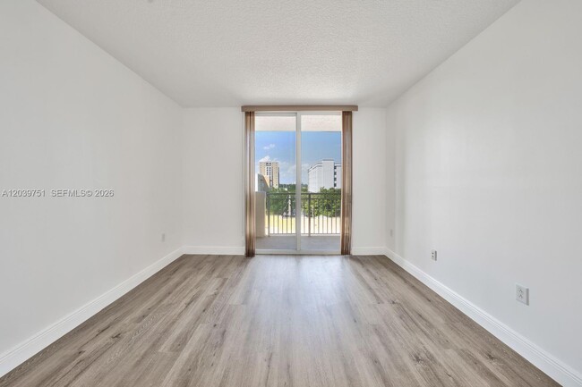 Building Photo - 215 SW 42nd Ave
