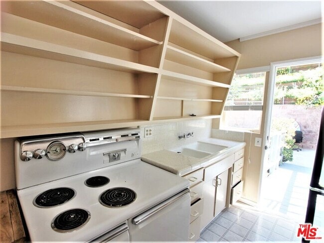 Building Photo - 380 Pershing Dr