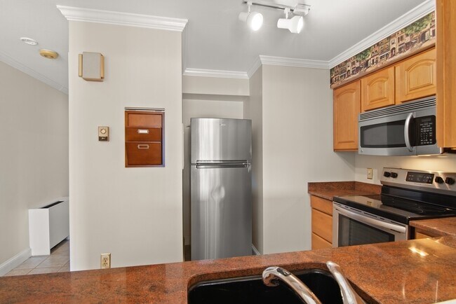 Building Photo - 7 River Rd