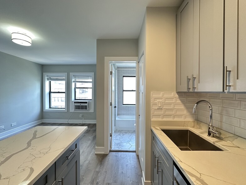 Building Photo - 545 W Belmont Ave
