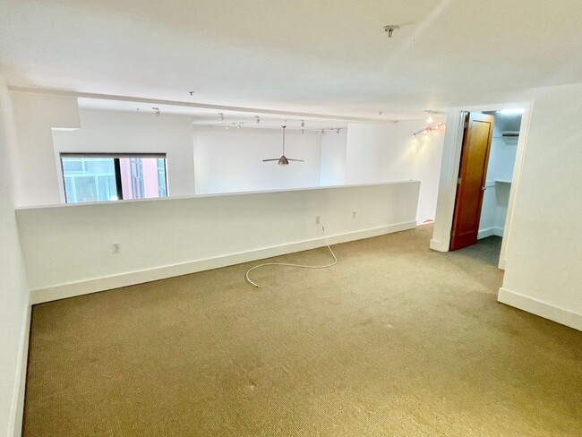 Building Photo - 1BR/2BA Spacious and Modern 2-Level Loft! ...