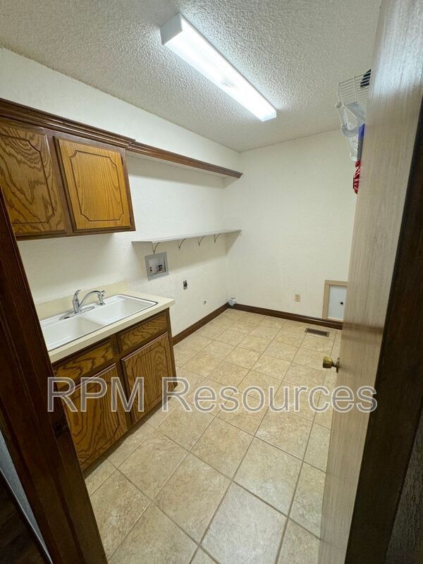 Building Photo - 12000 Hollyrock Dr