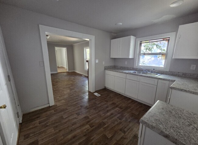 Building Photo - 828 Grady St