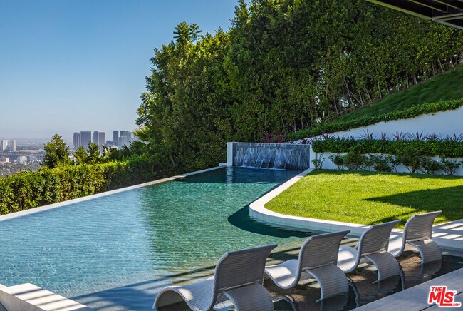 Building Photo - 9364 Beverlycrest Dr