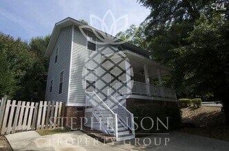 Building Photo - college students welcome