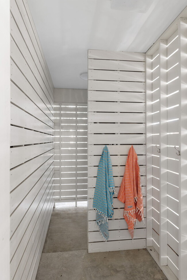 Building Photo - 508 E Huron Ave