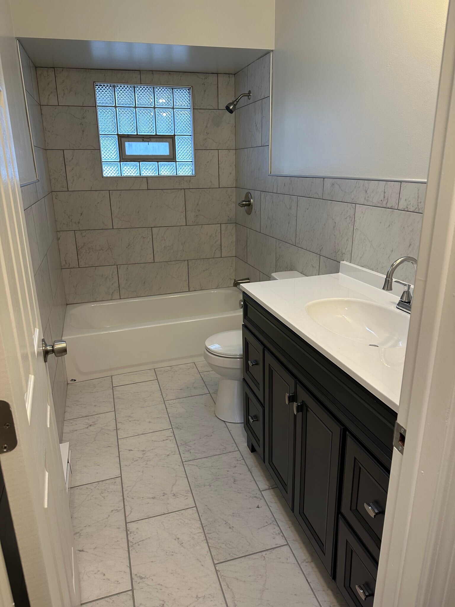 Full Bath - 818 S Jefferson St