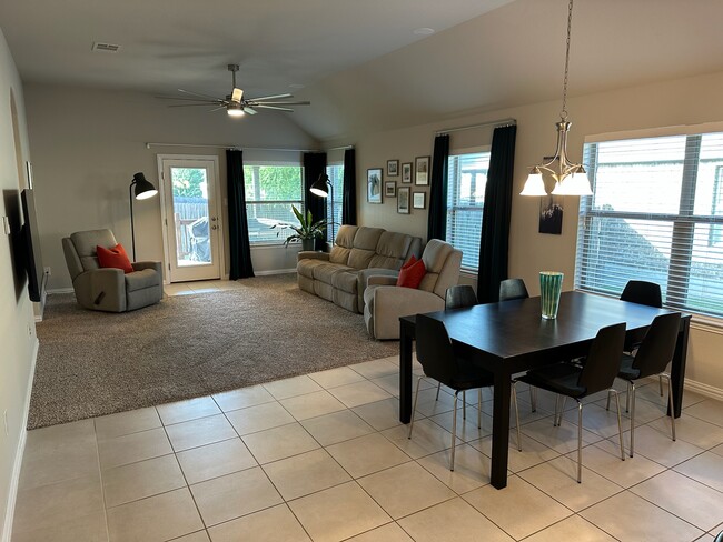 Building Photo - 909 Hartman Dr