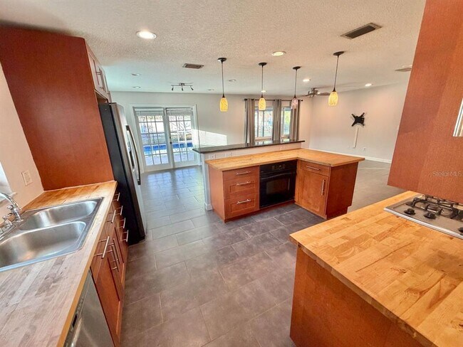 Building Photo - 653 Sherwood Dr