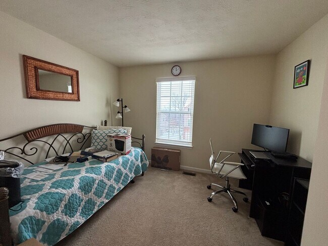 Building Photo - 3 Bedroom Townhome - Carnegie!