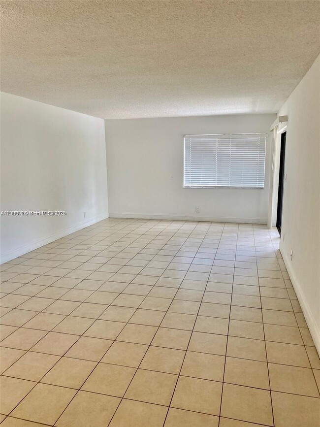 Building Photo - 159 Lakeview Dr