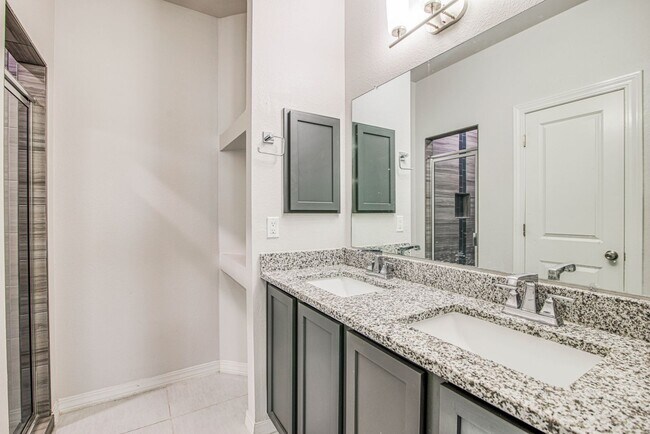 Building Photo - Beautiful  House 3 beds/3 baths. This Prop...